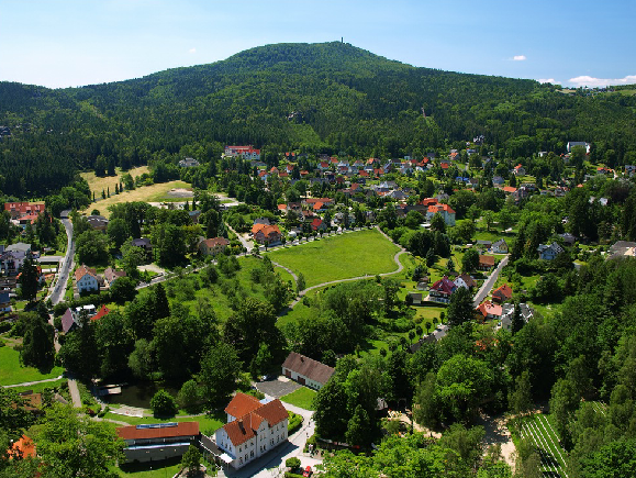Pohled na Oybin ze stejnojmenné hory Hora Hochwald v pozadí