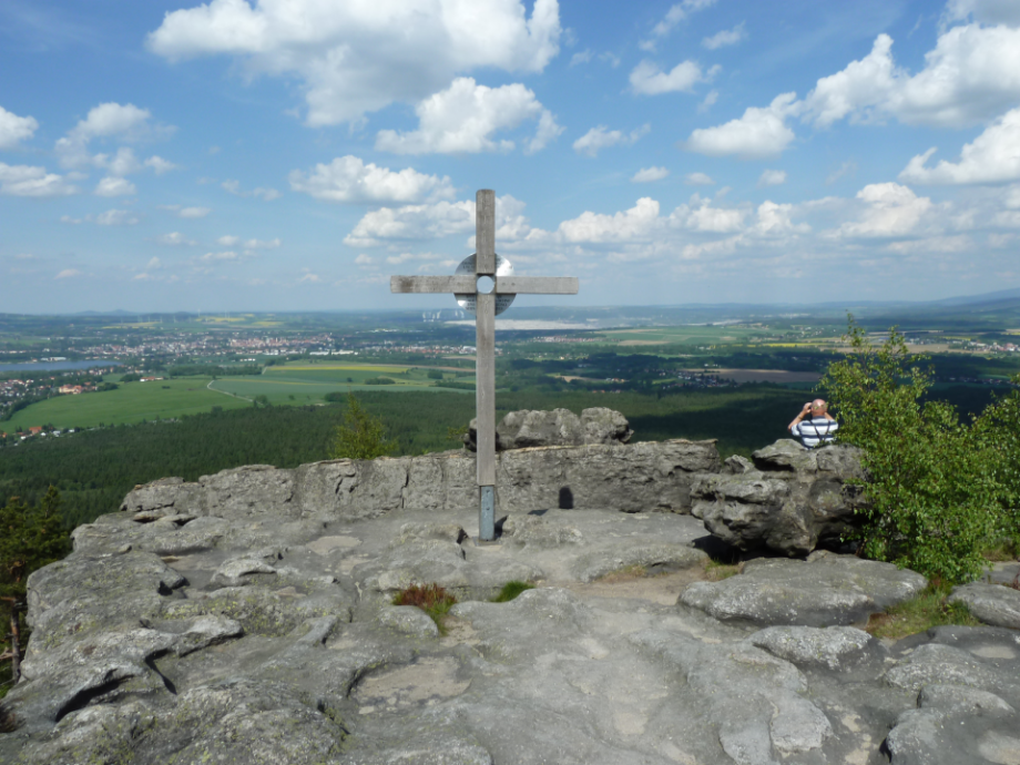 Žitava při pohledu z Töpfer jezerem Olbersdorfer See při pohledu z Töpfer