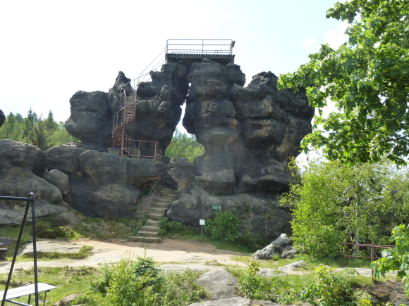 Vrchol Töpfer se skalní branou a vyhlídkovou plošinou