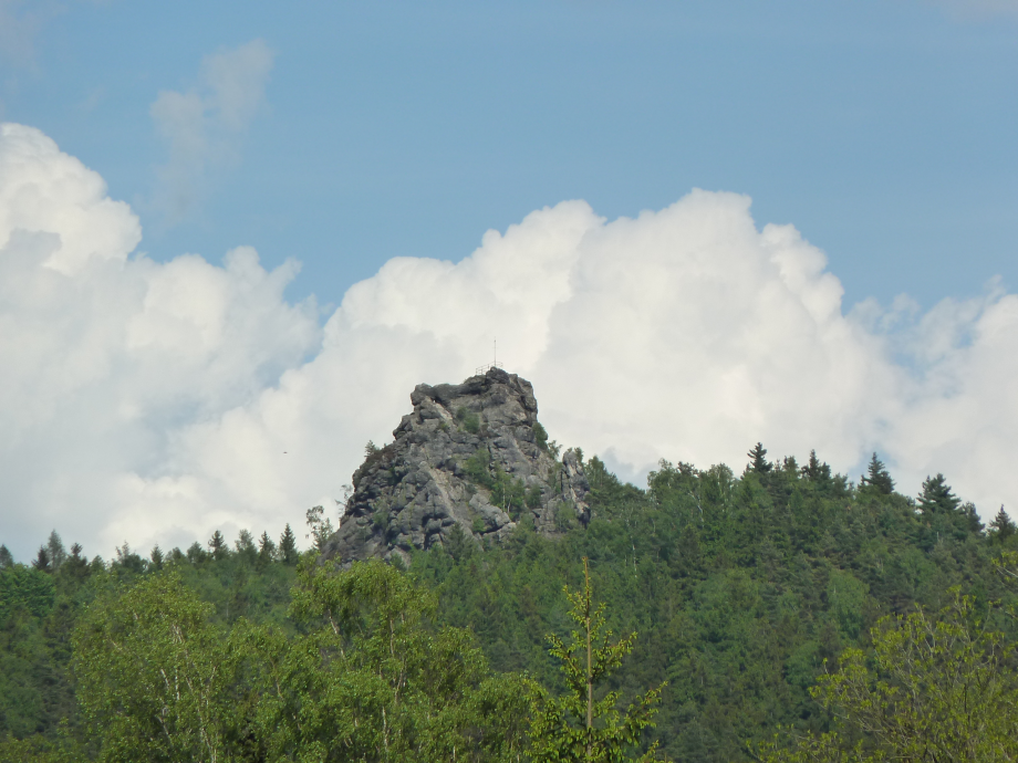 Der Scharfenstein 25 Meter hoher Felsen bei Oybin