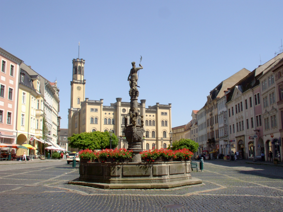 Zittauer Rathaus mit Marktplatz und Brunnen