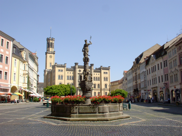 Brunnen vor dem Rathaus Zittauer Rathaus mit Marktplatz und Brunnen